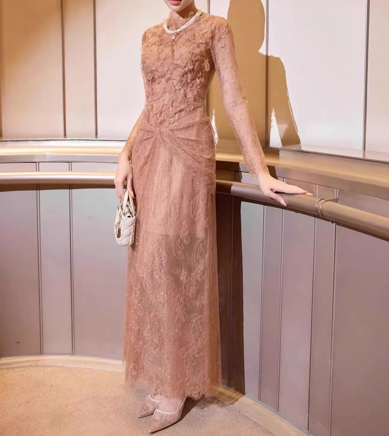 

Коричневое кружевное платье макси женское с длинным рукавом и высокой талией элегантное винтажное платье облегающее с круглым вырезом дизайн подиума одежда женская
