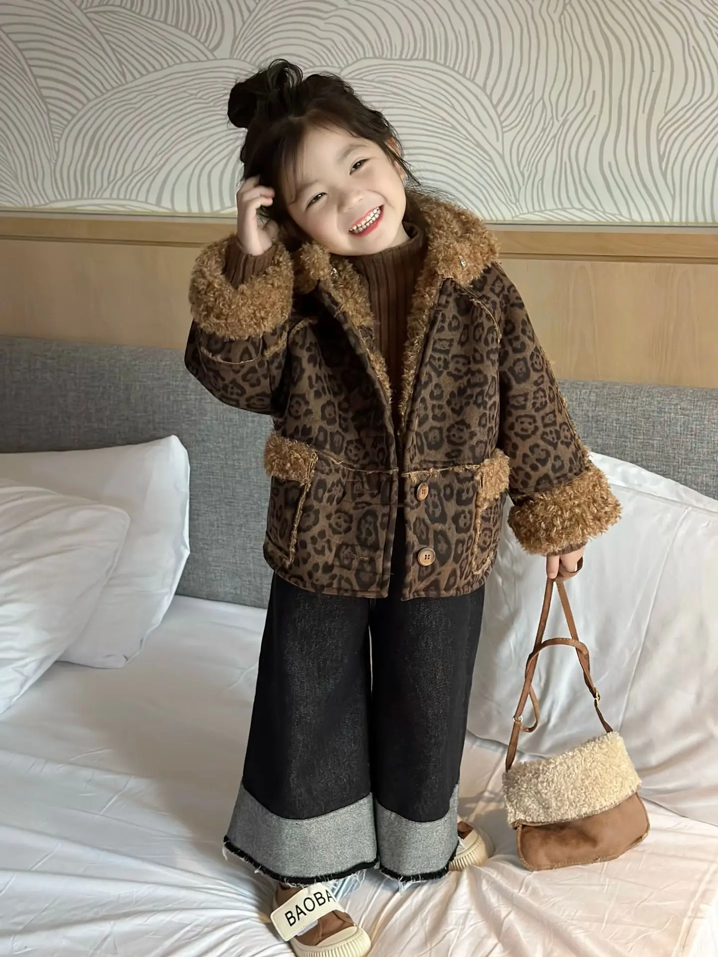 Girls Coat 2024 Winter New Childrens Clothes Baby Girls Leopard Fur One Thick Two Sides Wear Coat Casual Simple and Cute