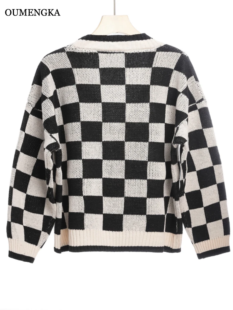 Krótki czarny biały Plaid sweter dziergany jesienno-zimowy w nowym stylu kobiecy Design niszowy Retro Casual sweter w szpic z długimi rękawami