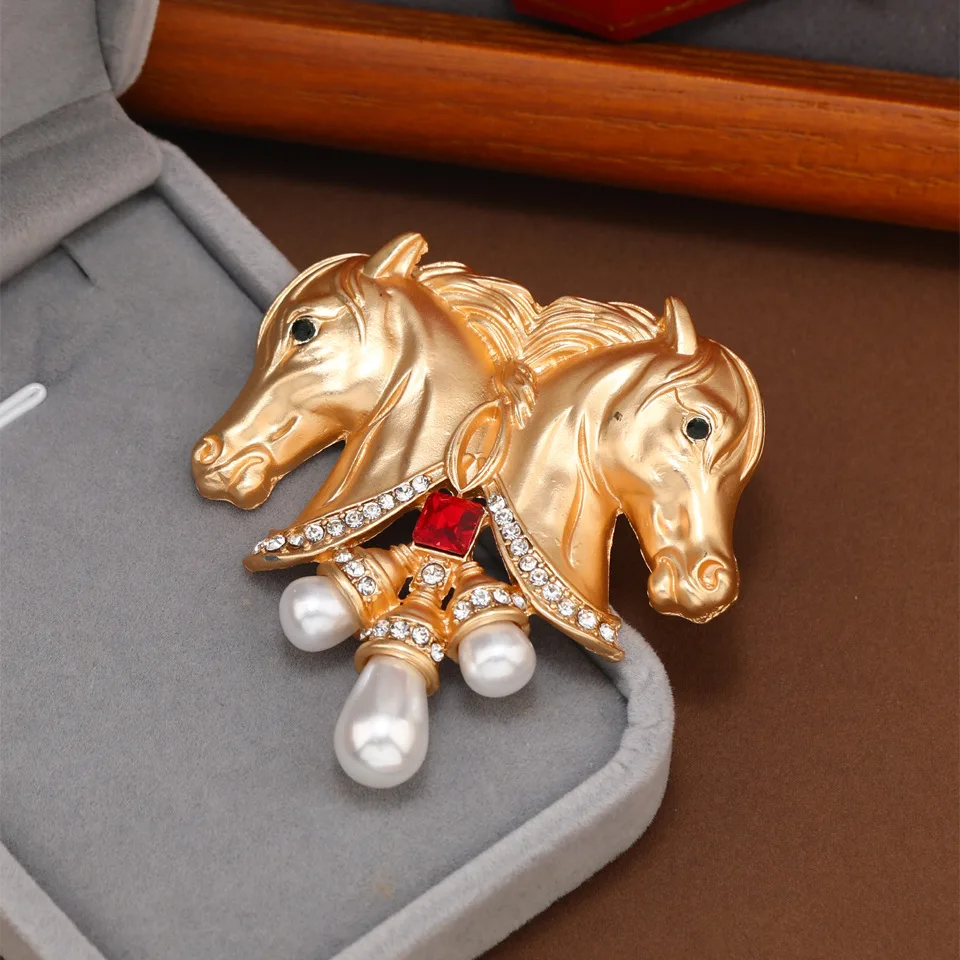 Matte Metal Series Double Horse Head Brooch Baroque Palace Style Pearl Rhinestone Pin Fashion Coat Cardigan Buckle Accessories