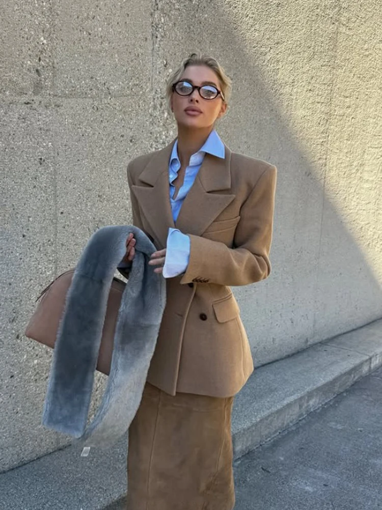 Elegante ed elegante blazer doppiopetto con spalle imbottite, una giacca da donna slim fit a vita alta realizzata in misto lana