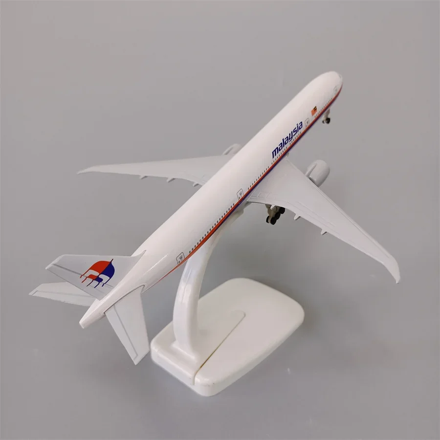 19cm Air Malaysia Airlines Boeing 777 B777 Airways Alloy Metal Airplane Model Diecast Air Plane Model &Wheels Aircraft Aeroplane