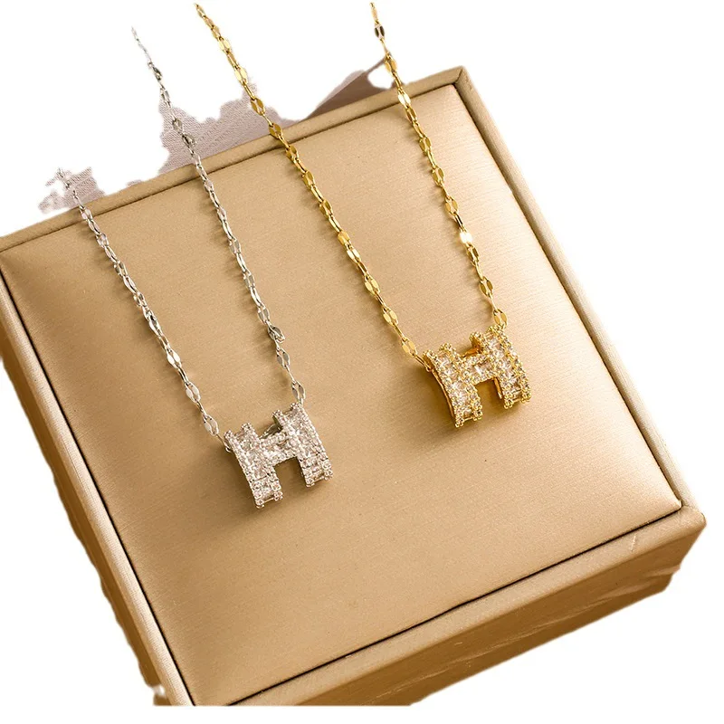 A women's necklace with an exquisite square zircon pendant is a bestseller among Internet celebrities