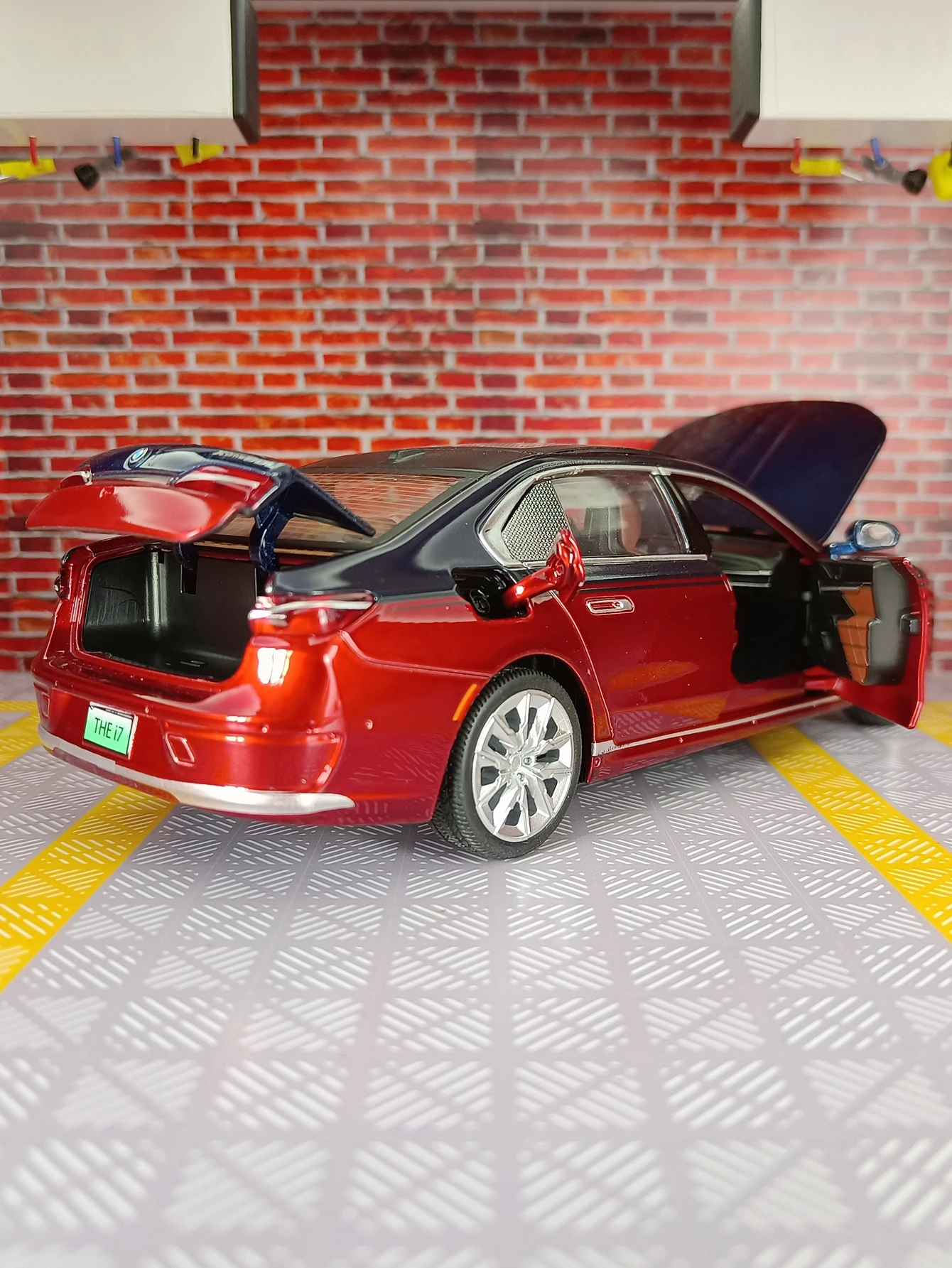 

CCA 1:24 BMW I7 G70 alloy car model ornaments collection steering shock-proof toy doors and hoods can be opened good quality