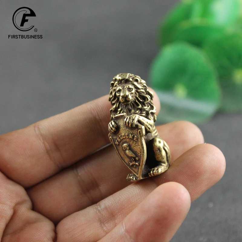 Estatua del Rey León Shiled de bienvenida de bronce antiguo, decoraciones Feng Shui para el hogar, figuras en miniatura de León de cobre de la suerte, adornos de mesa