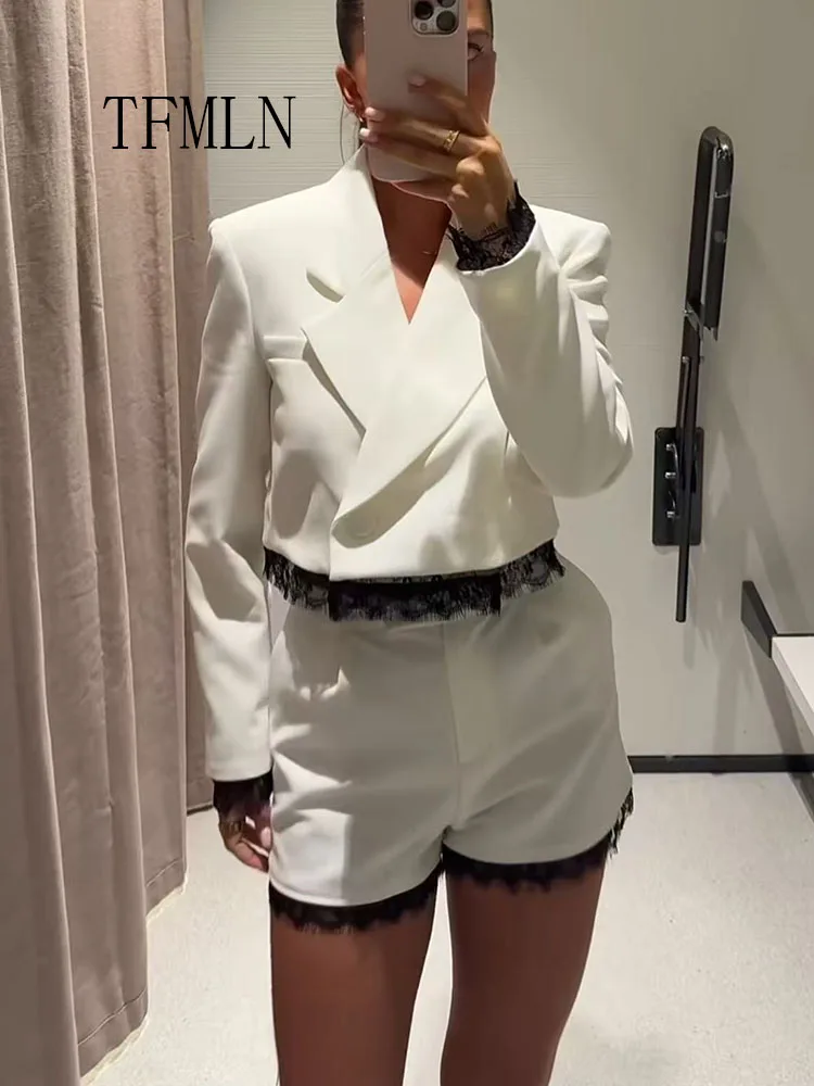 Nouvel ensemble tailleur-short élégant pour femme 2026 avec blazer en dentelle patchwork, manteau court à manches longues et bouton unique, et short chic pour tenues décontractées