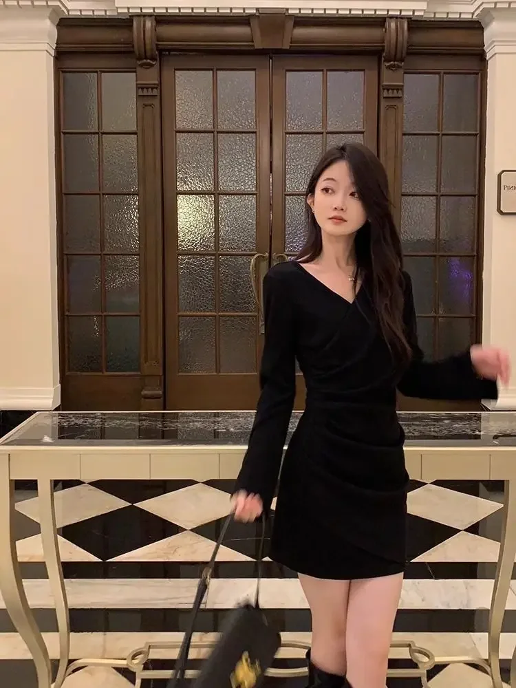 ชุดเดรสสั้นคอวีแขนยาวผู้หญิง, เดรสสั้นแต่งจีบเข้ารูปเน้นสะโพกสำหรับฤดูใบไม้ร่วงและฤดูหนาว