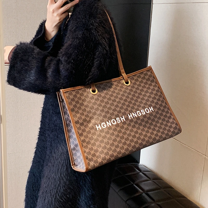 

Luxurious French Handbag With Hand-Carry Options, High-End And Fashionable For Women's Commuter Needs And Style