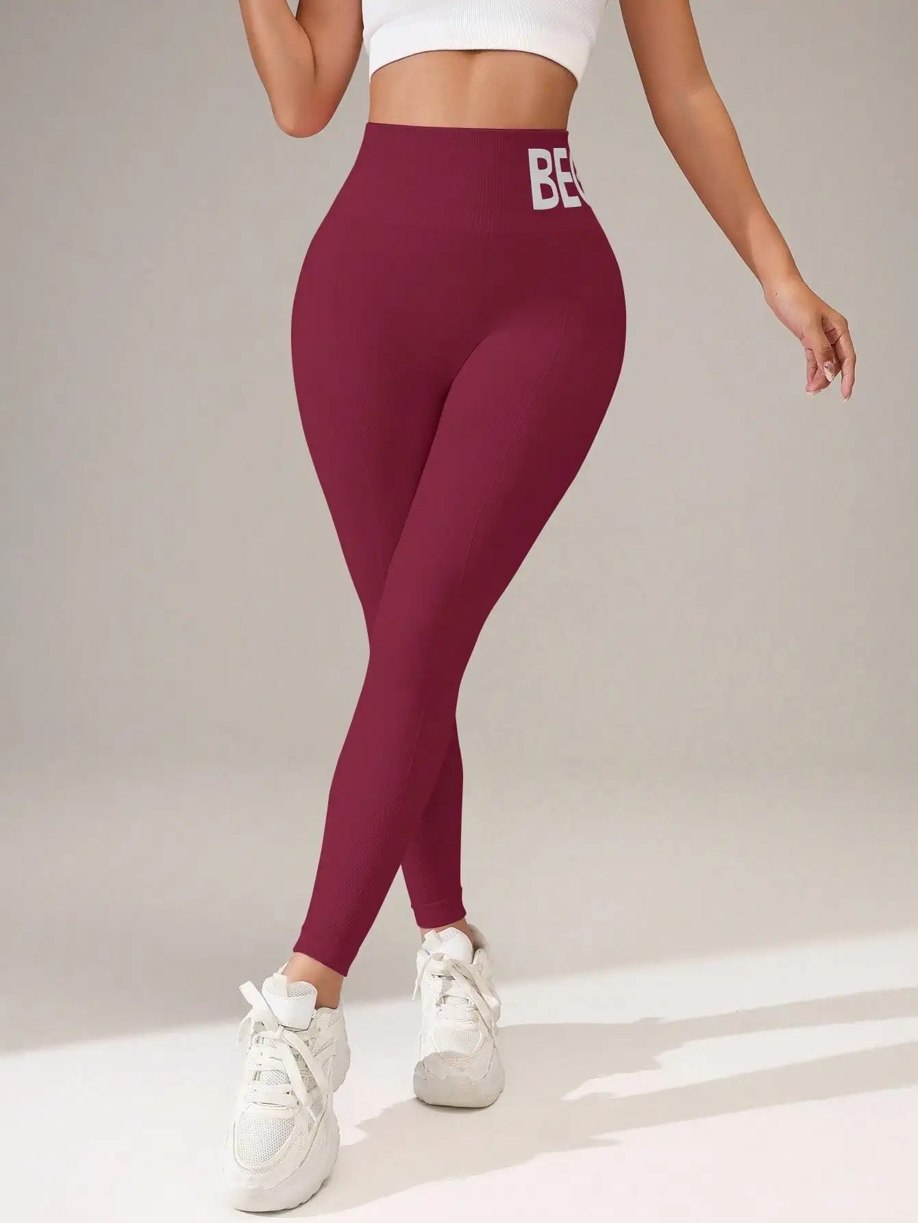 Leggings de yoga sans couture européens et américains avec lettrage de ceinture, collants respirants pour femmes à séchage rapide pour le rehaussement des fesses pour les pois