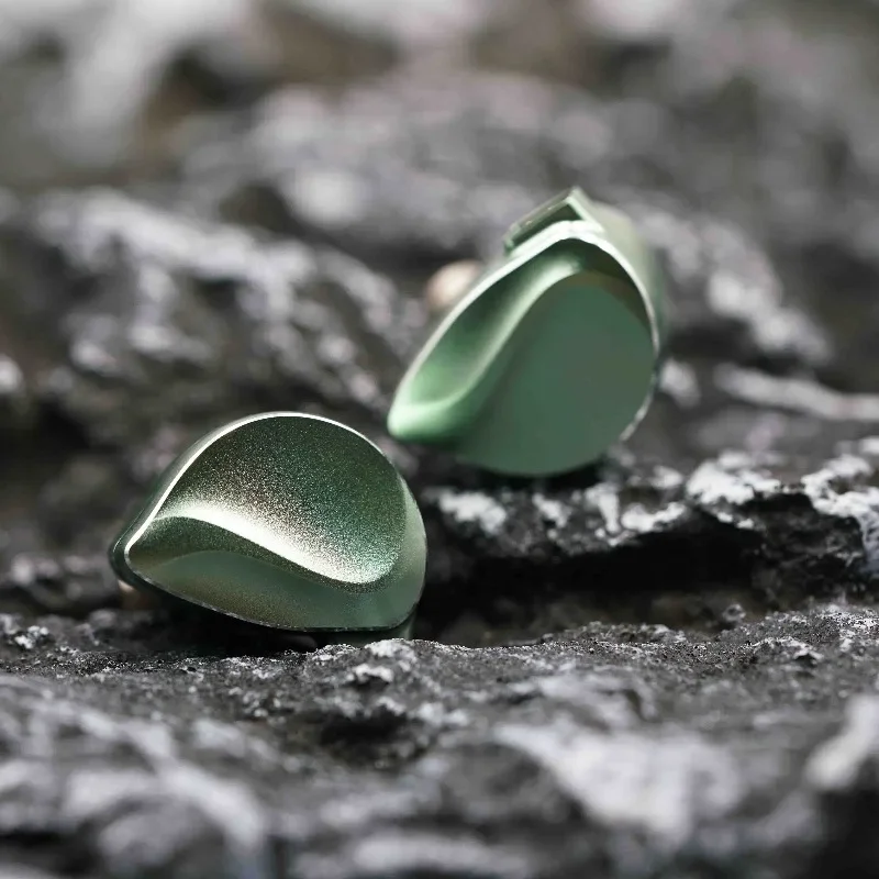 

BQEYZ Seasonal Series WINTER 2 HiFi Wired Earphone 12mm PAR Diaphragm Dynamic Driver + 11.6mm PZT Bone Conduction