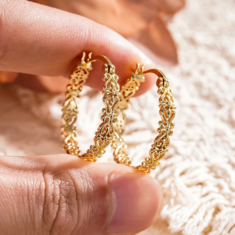Huitan Creolen mit zartem Muster für Damen, glänzende, trendige Ohrschmuck-Accessoires für Partys, leuchtender, trendiger Schmuck für Hochzeit und Verlobung