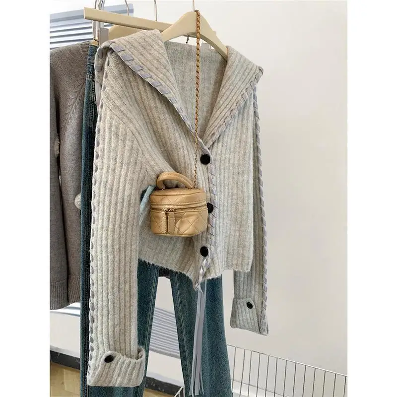 

Свитер с длинным рукавом Топ Темно-серый Темно-синий Воротник Толстый Кардиган Куртка Женщины Осень Зима 2025 Новый Дизайн Sense Короткий Трикотаж Новый