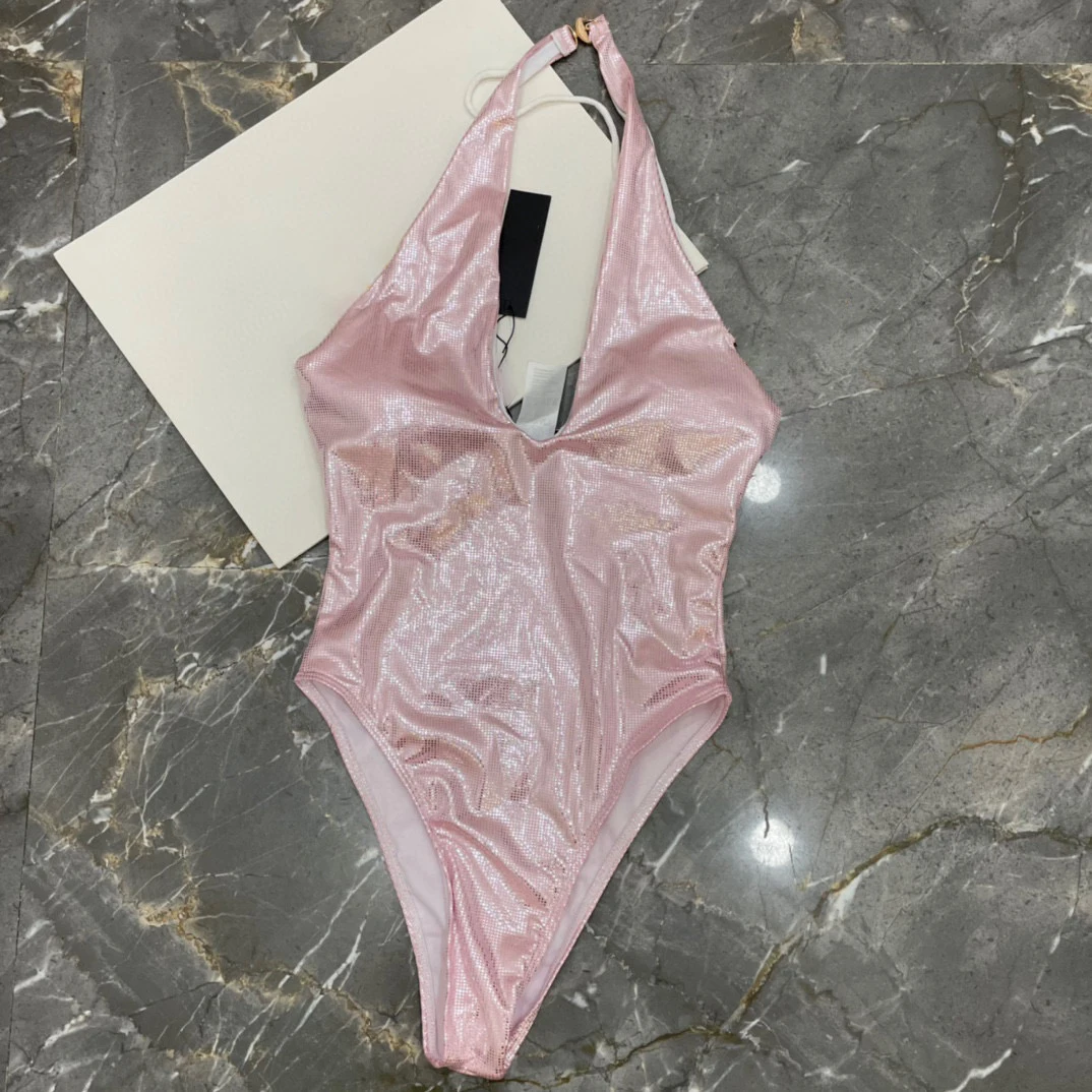 

High end one-piece swimsuit, with a slightly chubby and sexy seaside style that covers the skin