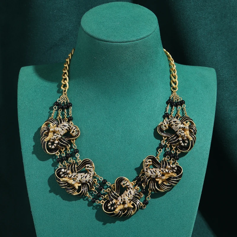 

Antique Gold Plated Black Natural Stone Leopard Bowknot Short Necklace Vintage Exaggerated Style Design Trends Carnival Jewelry