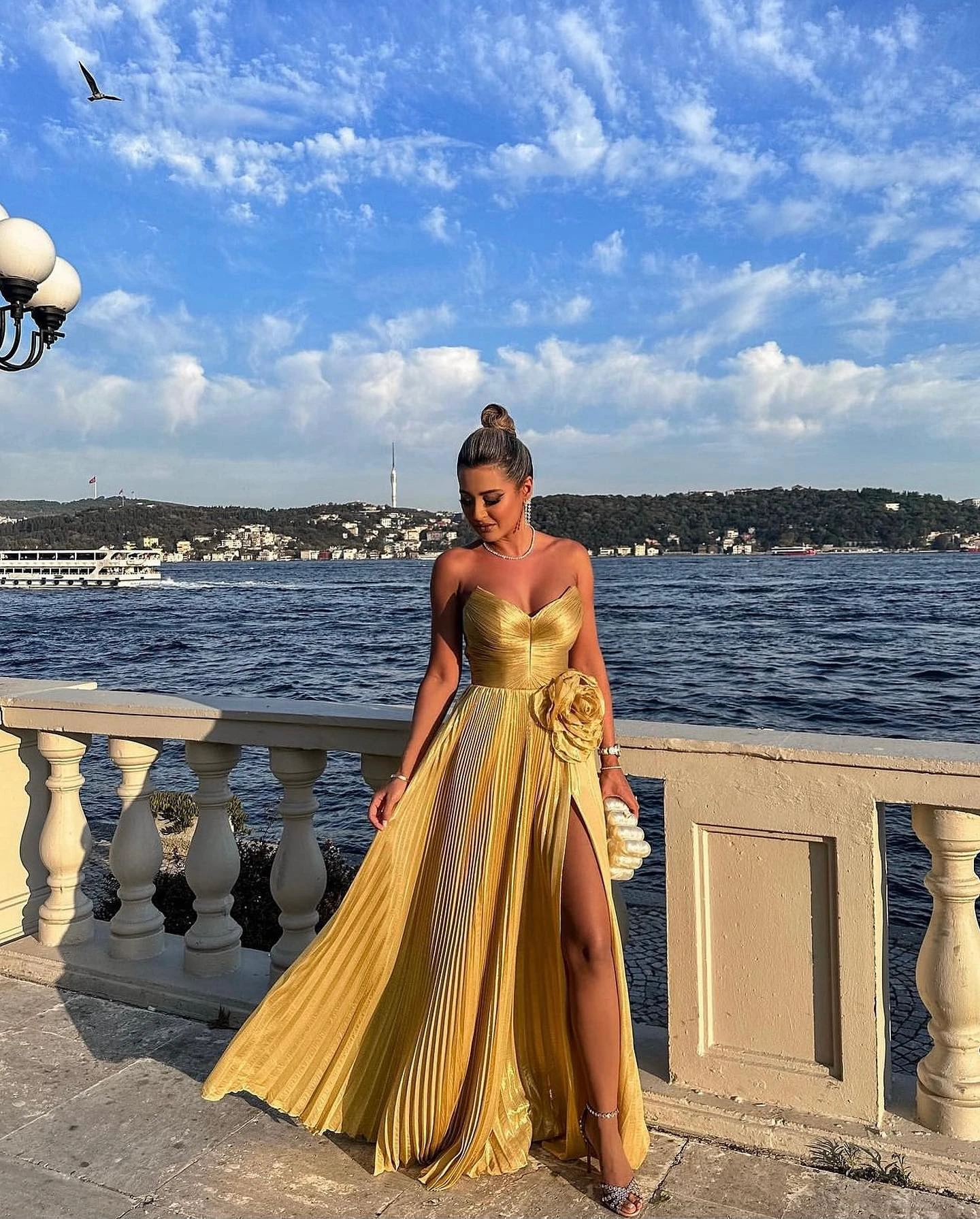 Shiny Strapless Golden Flods Evening Dress With Slit Custom Made Pleated Prom Party Dress With Flower Ever Pretty Woman Clothes