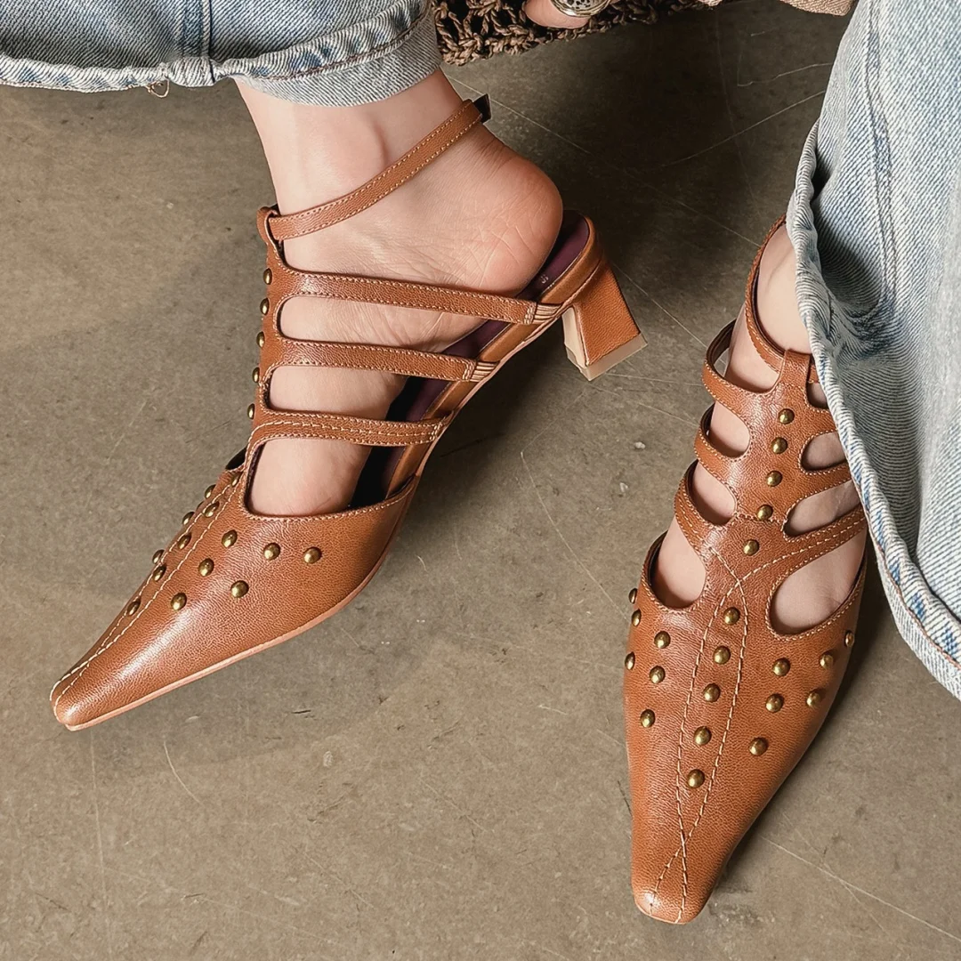 

Женские босоножки на пятке из овчины с острым носком и узким ремешком на щиколотке, элегантные туфли на тонком высоком каблуке 4,5 см с заклепками