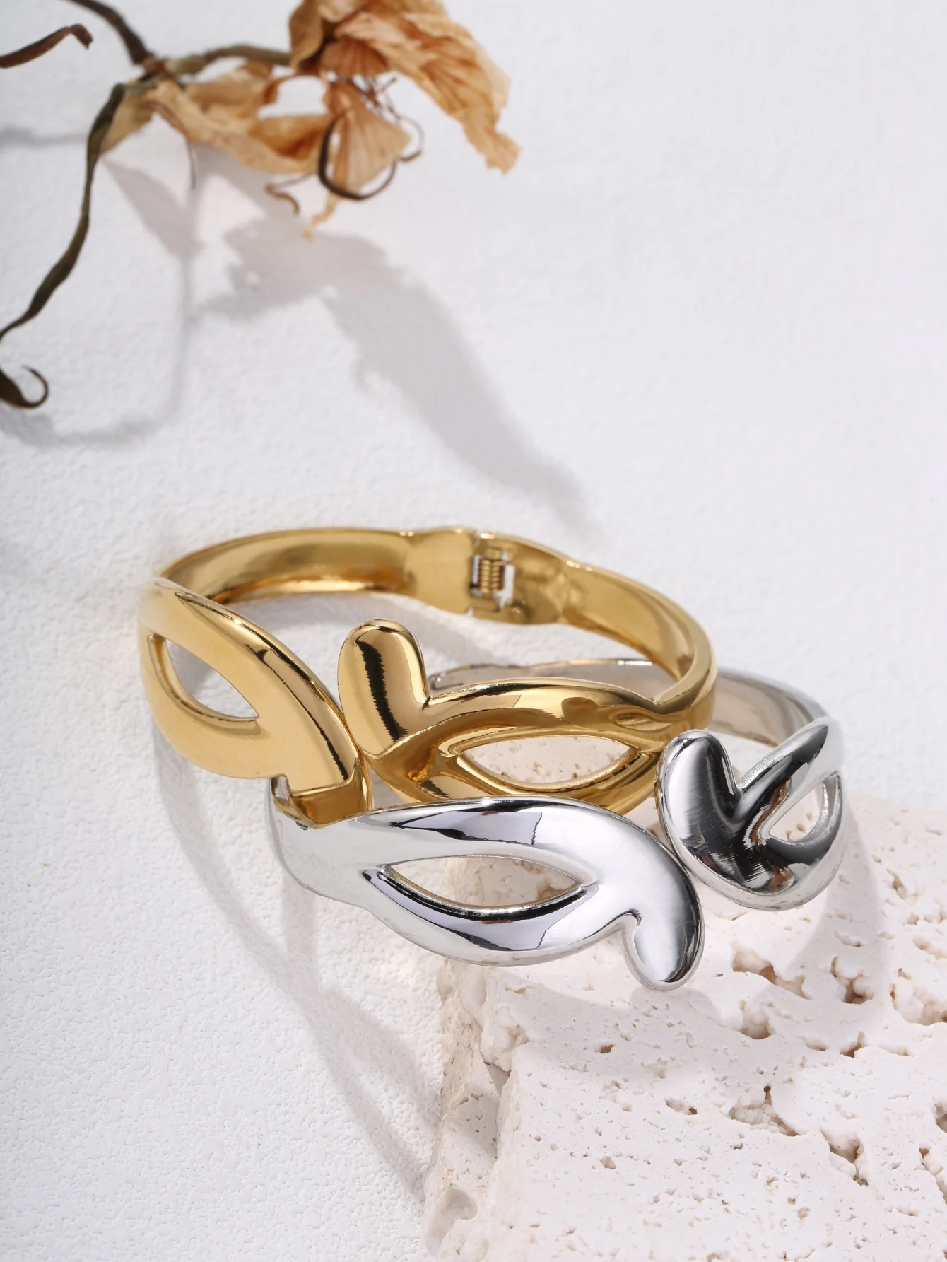 1 Piece Stainless Steel Bracelet with 18K Gold and Silver Plating, Dual-Tone Mask-Style Heart Clasp, Mysterious Ballroom-Inspired Niche Design, Suitable for Women to Wear in Various Occasions Such as Daily Wear, Parties, Gatherings, and Commuting