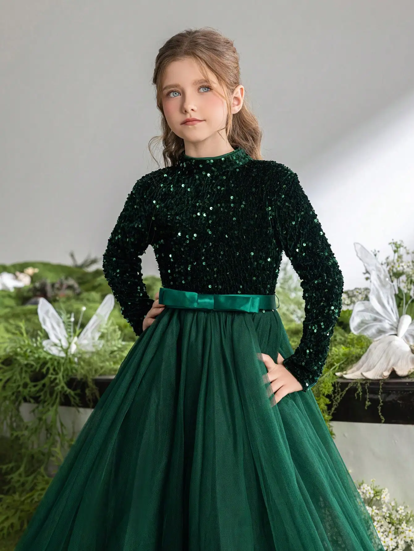 Elegante vestido de princesa de tul con cuello alto y manga larga para niña con silueta estructurada