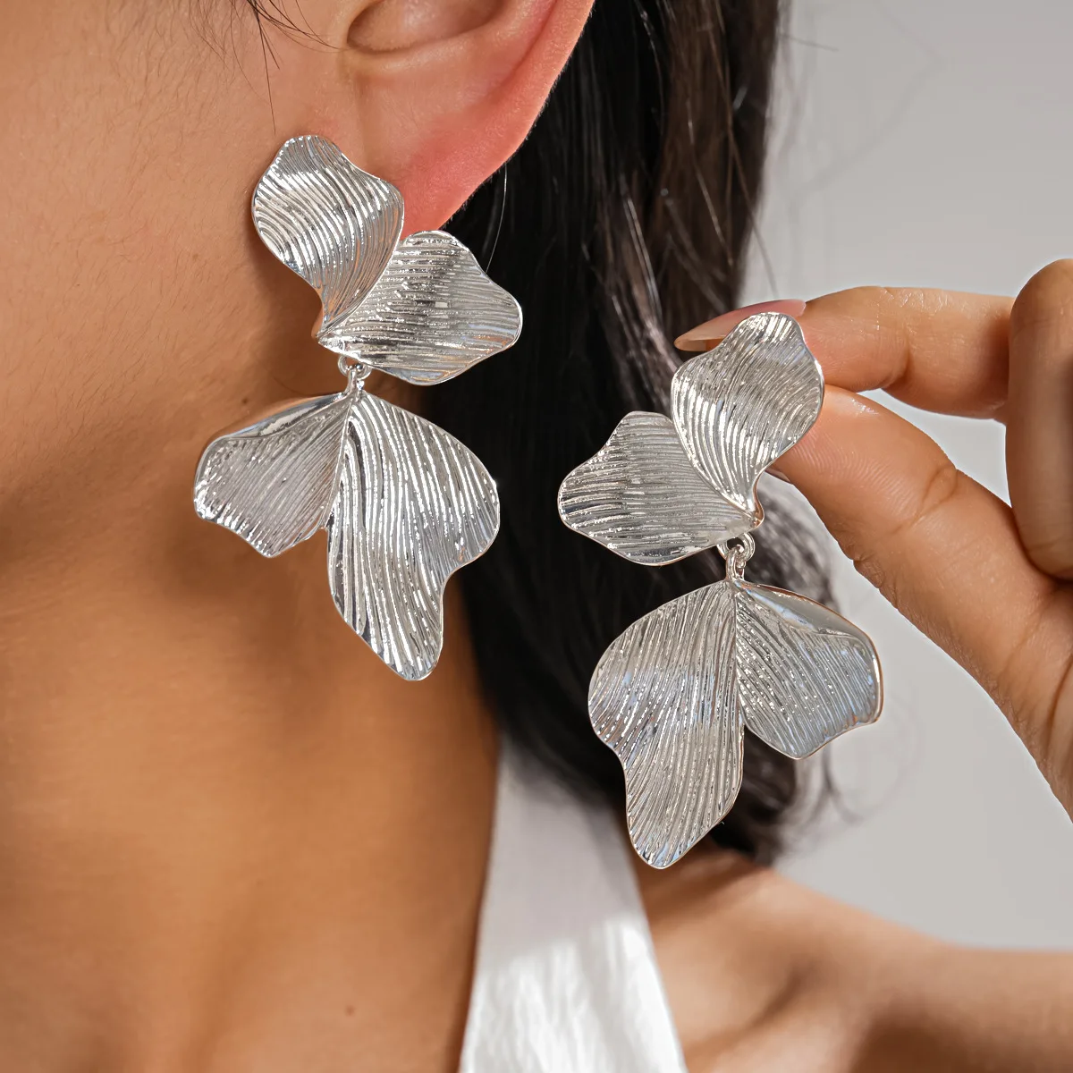 European And American Metal Style Leaf-shaped Earrings For Women, Featuring A Retro, Fashionable, Exaggerated, Luxurious And Hig