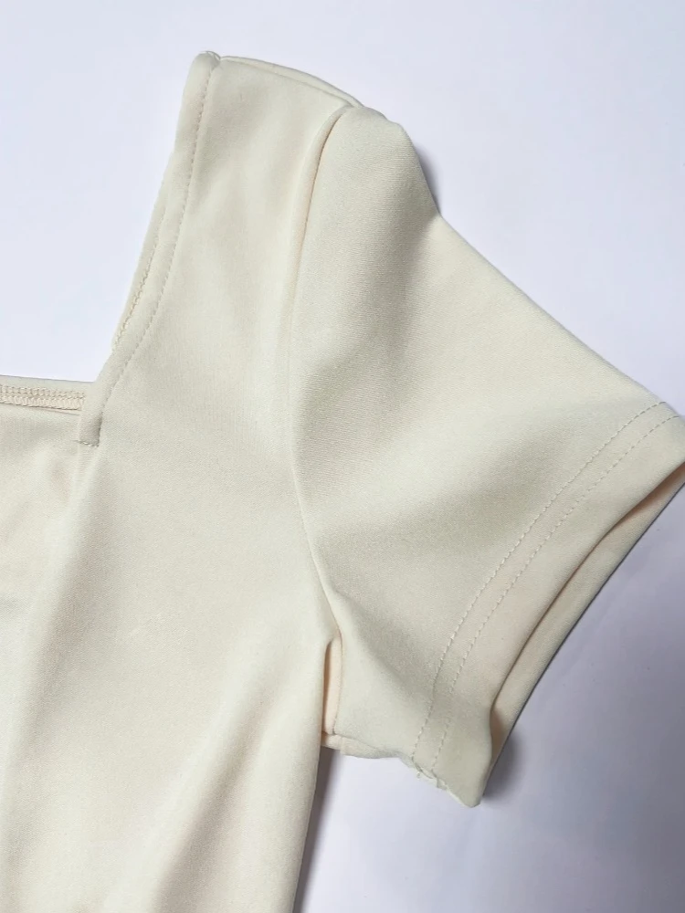 Damen-T-Shirt in Elfenbeinweiß mit quadratischem Ausschnitt und Knopfleiste vorne – Detail 5