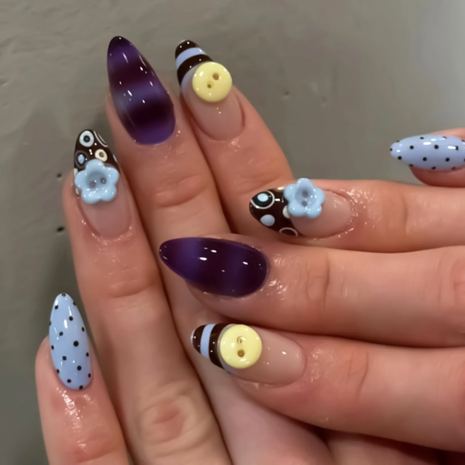 24 Stück künstliche Nägel in Mandelform, braune Streifen, rosa Blumen, künstliche Nägel, tragbare Nägel mit vollständiger Abdeckung, Acryl-Nagelspitzen, künstliche Nägel