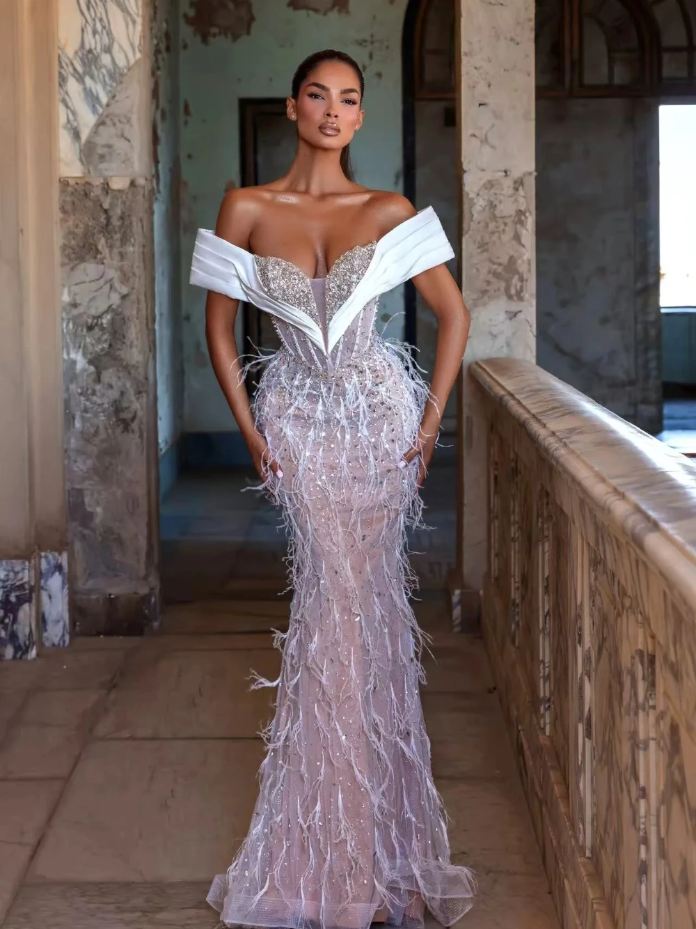 Abito da ballo personalizzato con spalle scoperte per banchetti formali Abito da sera con corsetto squisito con piume di sirena abbagliante per le donne