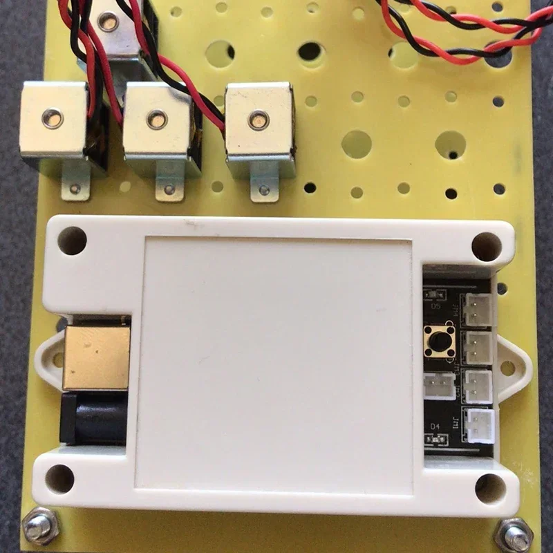 4 チャンネル物理クリッカーは自動的にキーボードを押します メカニカル アーム キーボード クリッカー