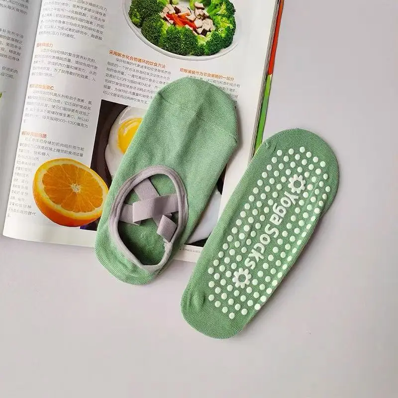 Professionelle Yoga-Socken für Damen, rutschfest, für Pilates und Indoor-Übungen, mit Kreuzriemen für Frühling und Sommer, für Bodenübungen. – Detail 6