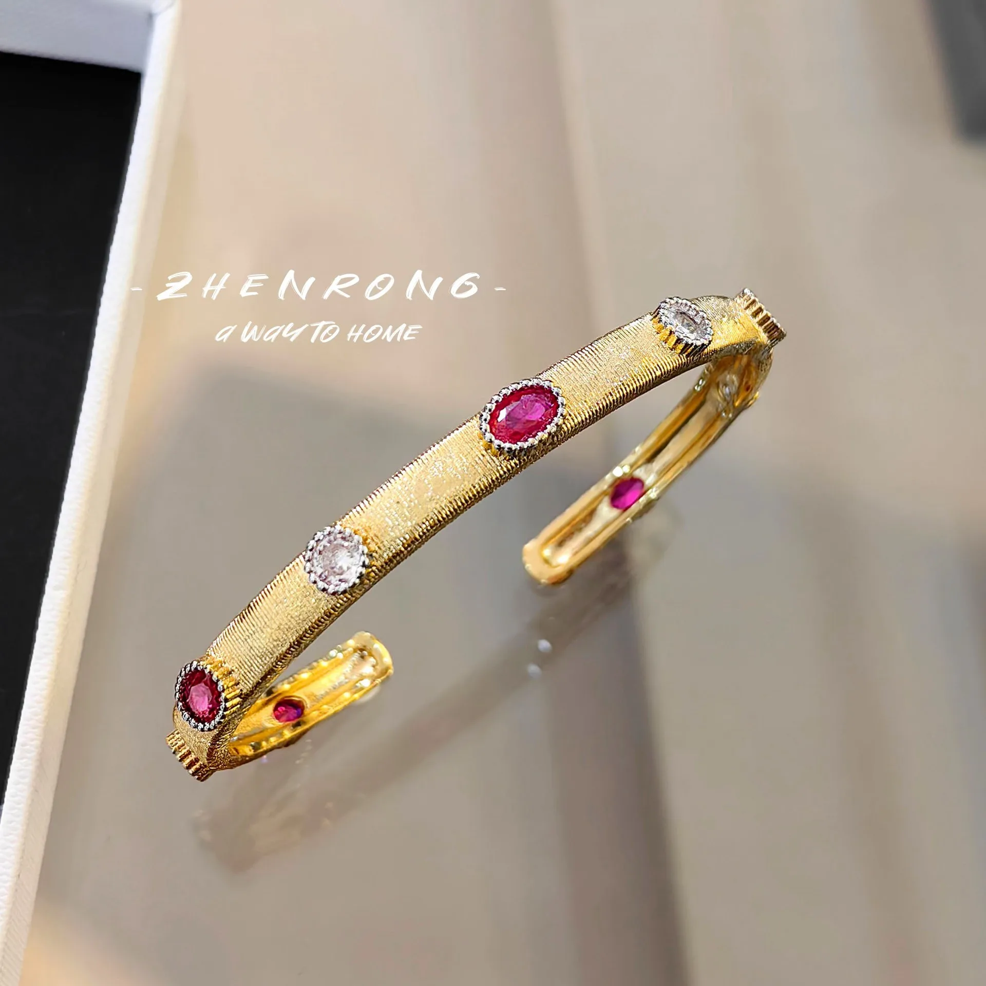 Foydjew Italian Vintage Jewelry Inlaid Red Corundum Gold-plated Bracelets Women\'s 2024 New Trend