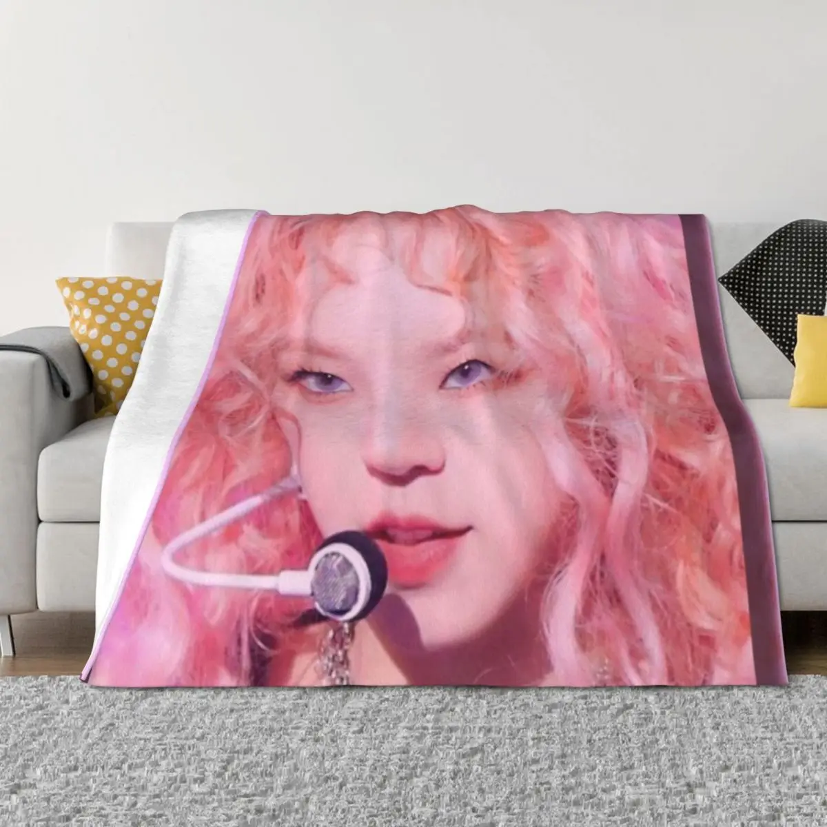 

G(I-DLE)'s Yuqi Throw Blanket Decoratives Bed covers Custom sofa bed Blankets