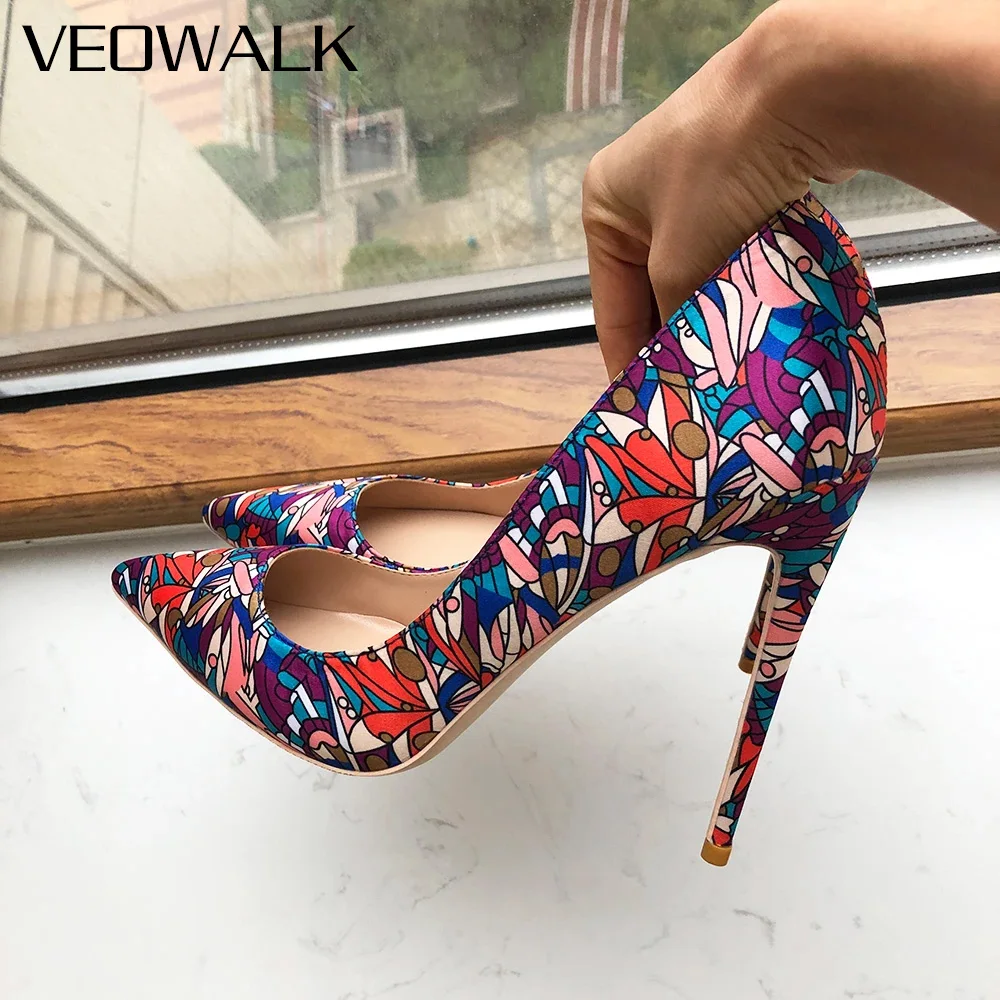 

НОВЫЕ пикантные женские атласные туфли на шпильке с абстрактным принтом, 12 см, на высоком каблуке с острым носком, стильные туфли на высоком каблуке с яркими модельными туфлями