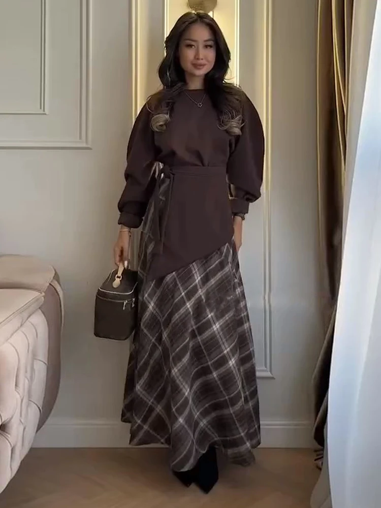 Komplety damskie w kratę: top z dekoltem okrągłym i podkreśloną talią oraz długa spódnica w kształcie litery A, nowa kolekcja wiosna 2026, codzienne ubrania damskie.