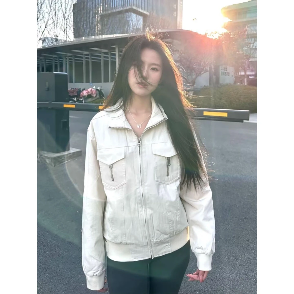 

Spring 2025 Men's Faion Loose Fit ort Jaet Korean Sle Workwear Coat with ket Zipper Flip Collar Slimming Effect