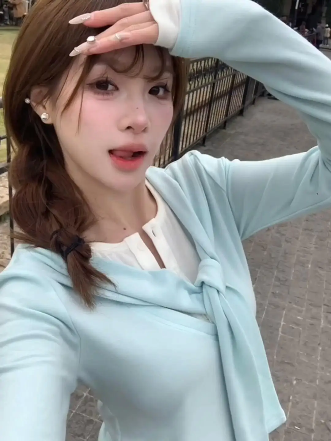 بلوزة نسائية كورية أنيقة بأكمام طويلة للخريف والشتاء، تصميم ضيق بياقة مفتوحة ونمط إبداعي مناسب للعمل