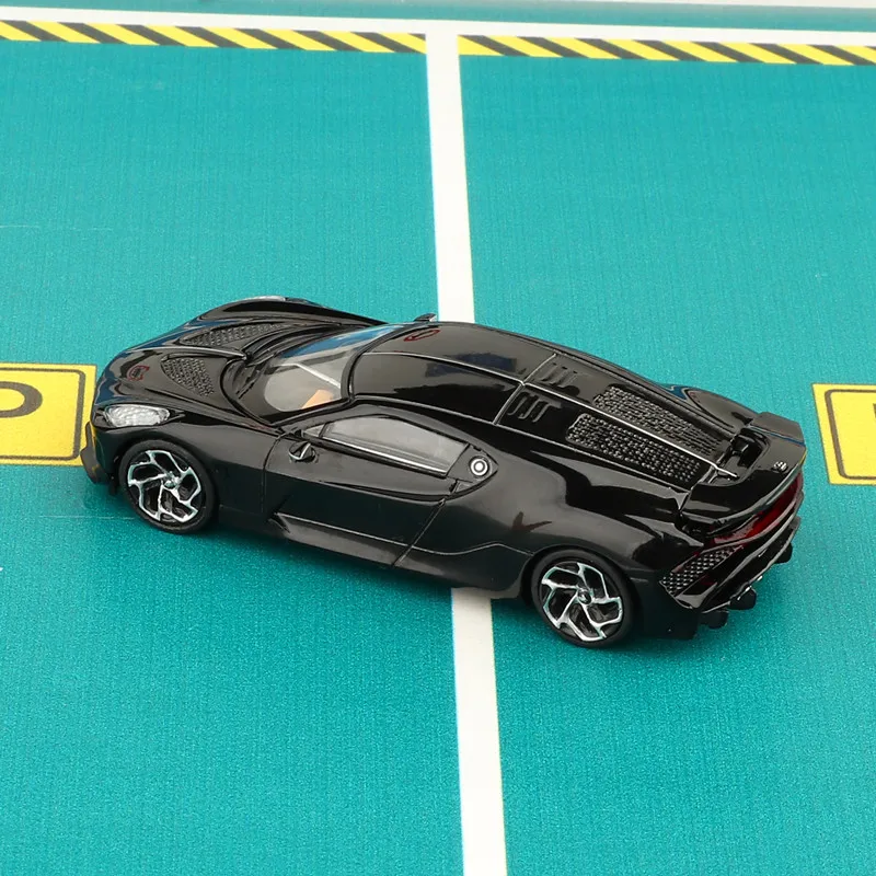 Auto in lega Auto sportiva Fondo in ferro Pneumatico in gomma Modello di simulazione Decorazione Collezione di ornamenti Auto giocattolo