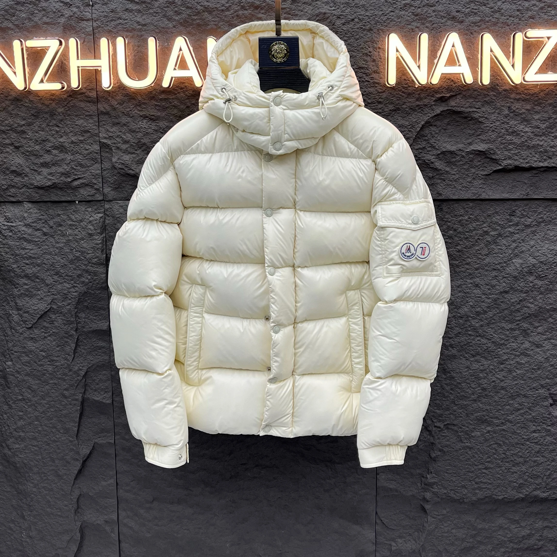 

Утепленная пуховая куртка 2025 года, новая зимняя модель, очень теплая, ветрозащитная, с наполнителем из белого пуха, с капюшоном, на молнии, стандартный крой
