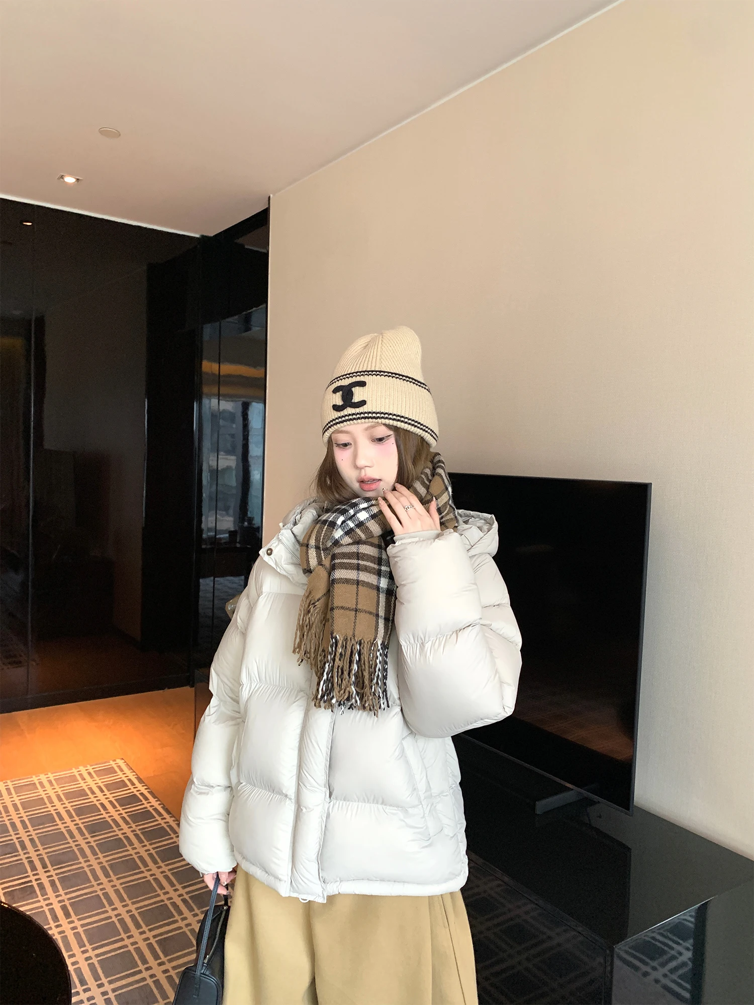 

Тепло и комфорт: Женская зимняя куртка с капюшоном Zhuan Na Xian Naa с наполнителем из 90% белого пуха, со вкусом соленой карамели