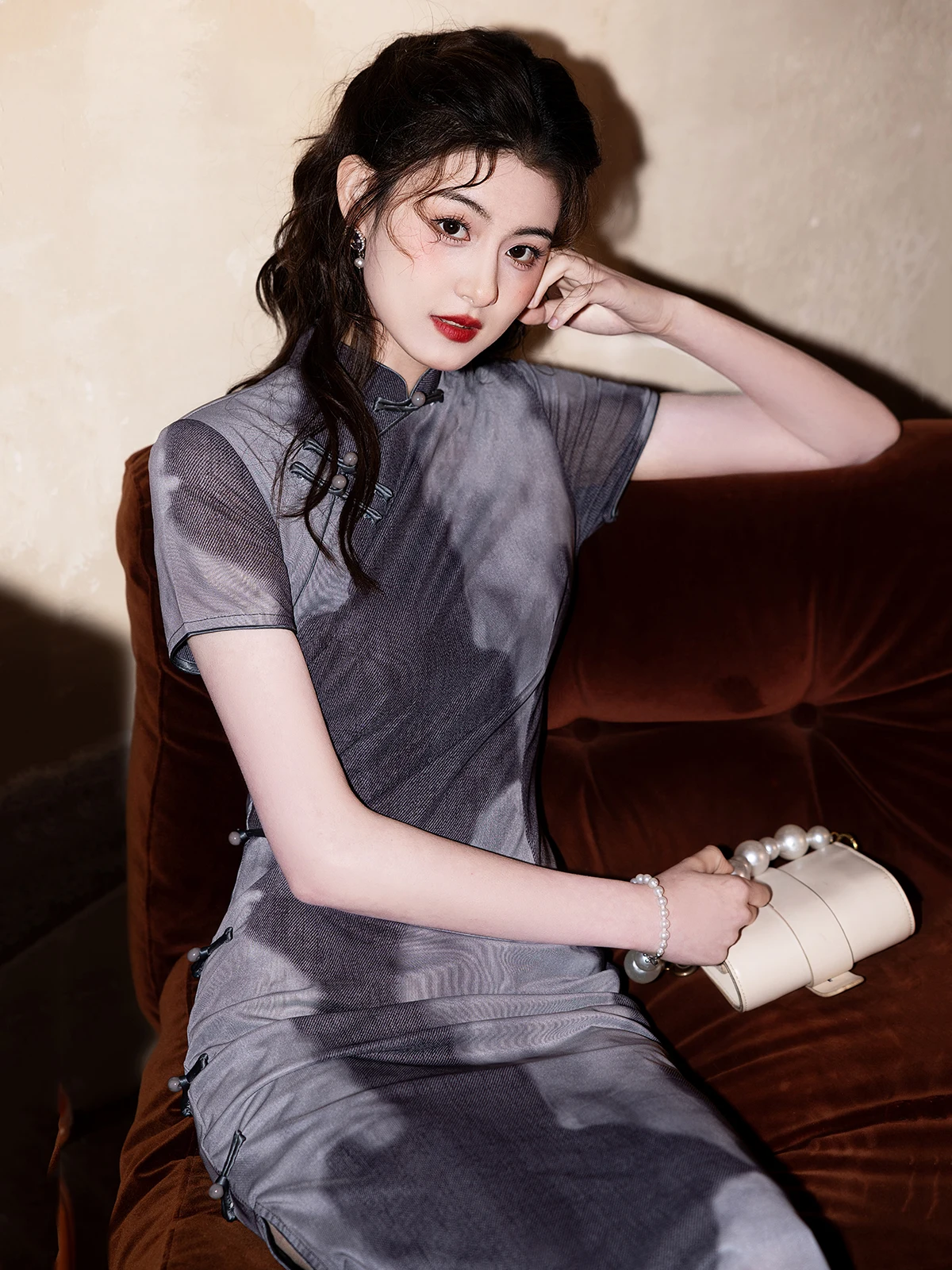 

Оригинальное красивое традиционное китайское длинное платье с косым воротником и коротким рукавом, с цветочным узором, для повседневной носки.