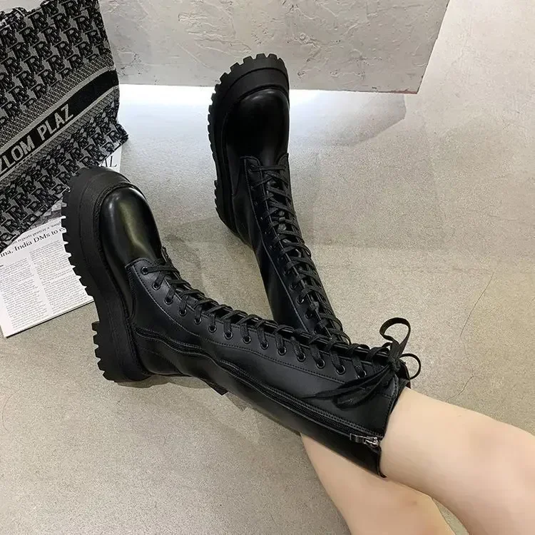 النساء دراجة نارية الأحذية أسافين حذاء مسطح امرأة عالية الكعب منصة بولي Boots الأحذية الجلدية الدانتيل يصل النساء أحذية أحذية سوداء برقبة Girls2021