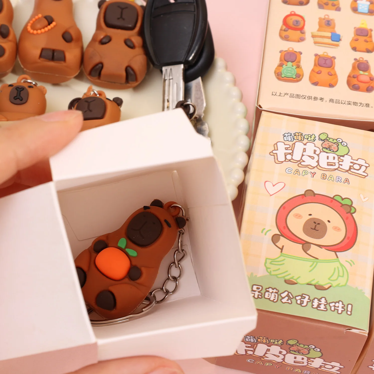 مفاجأة صندوق أعمى كابيبارا دمية لعبة مفتاح سلسلة الأطفال ثقب الموسيقى اليانصيب الضغط اللعب الكرتون كابيبارا ظهره ديكور