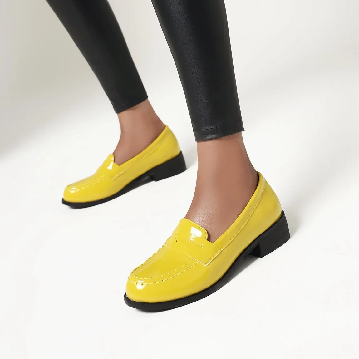 

Spring Autumn New Women Low Heels Loafers Slip on Patent Leather Casual Daily Work Shoes Purple Black Yellow Plus Size 41 42 43