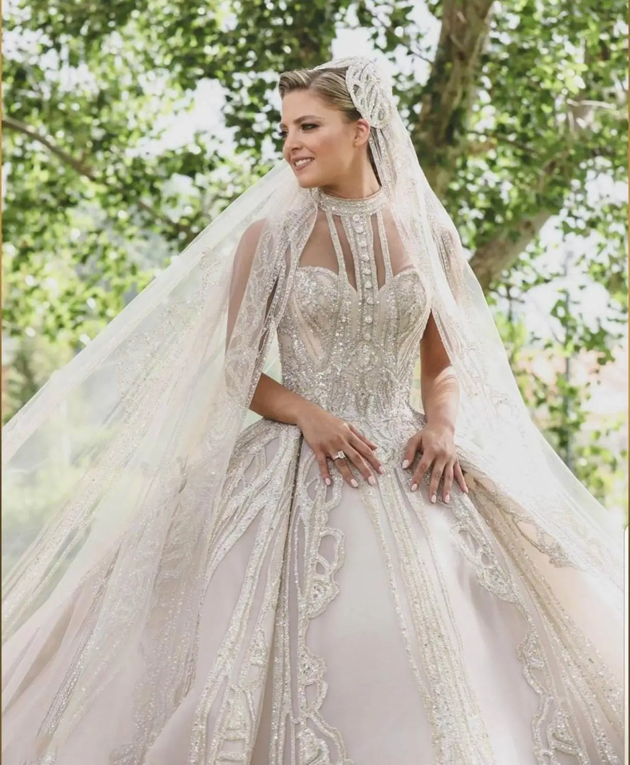 Luxury Wedding Dresses Dubai Arabic Style 2022 Gorgeous Sparkly High Neck Illusion Top Ball Gown Wedding Gowns Robe De Mariee