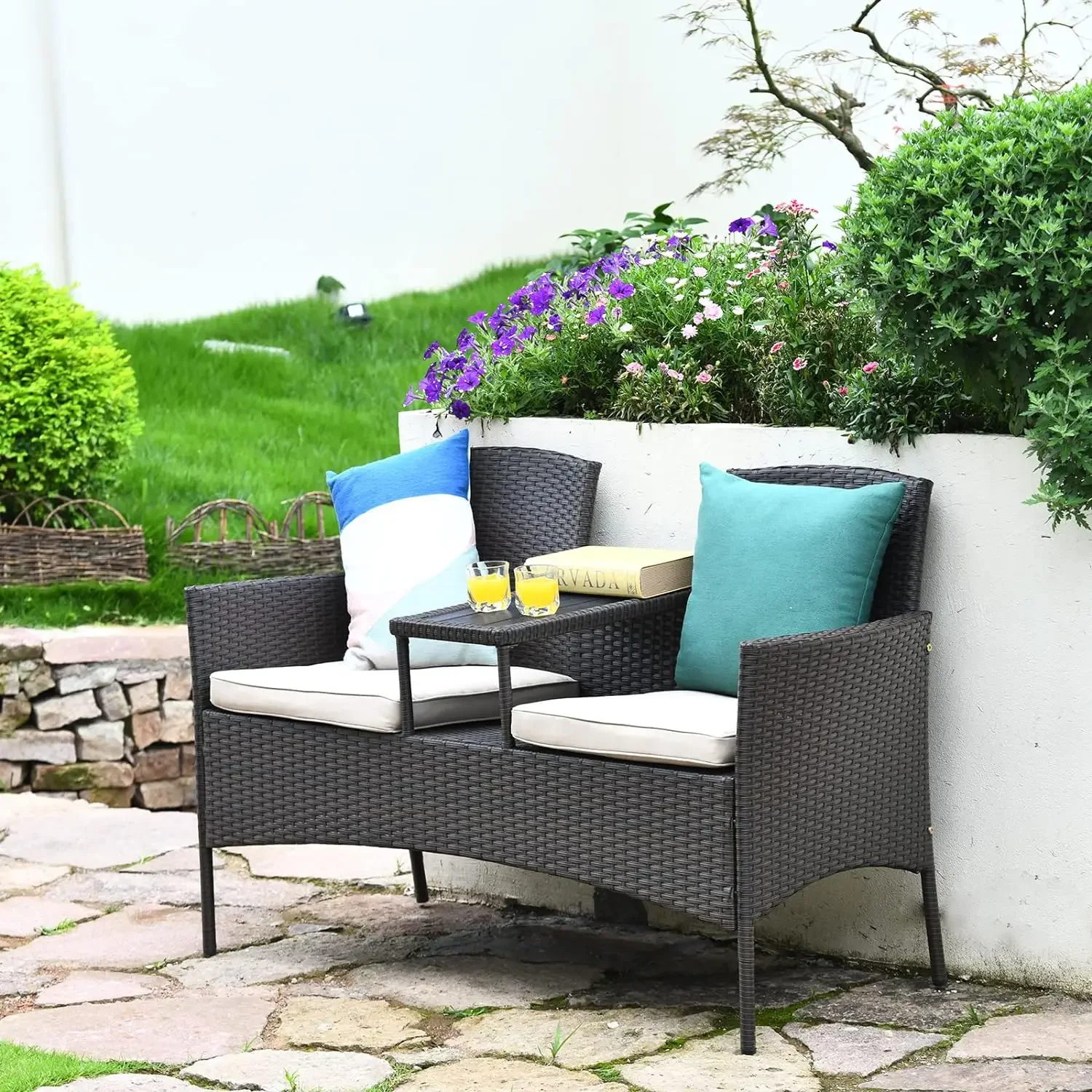 Rattan-Liebes sitz im Freien, Terrassen-Gesprächs set mit Kissen und Tisch, modernes patentiertes Korbs ofa mit eingebautem Couch tisch