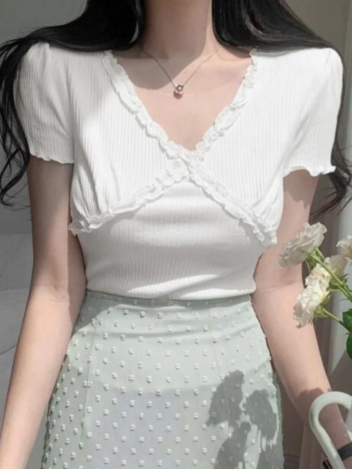 

Summer ort Sve T-irt Women's Korean Sle V-Ne Slim Fit Lace Trim Splice White Top Faionable Commute Wind Youth Pa...