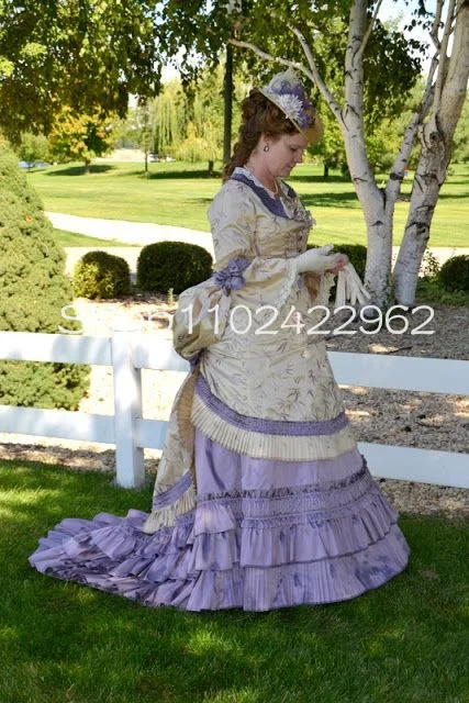 Maßgeschneidertes viktorianisches Ballkleid-Abschlussballkleid aus Champagnerfarbenem Flieder mit langen Ärmeln, gerüschten Rüschen, Trubel-Korsett, historisches Abendkleid