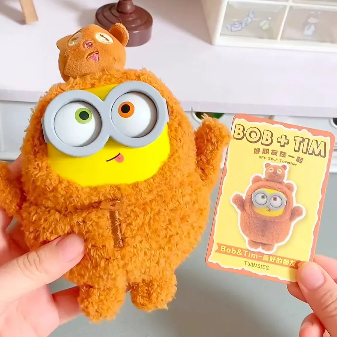 52TOYS Minions: Niedliche Plüschpuppen in Überraschungsbox, Vielseitiger Schlüsselanhänger, Dekoration für Rucksack und Tasche, Weiches Spielzeug, Geschenke – Detail 10