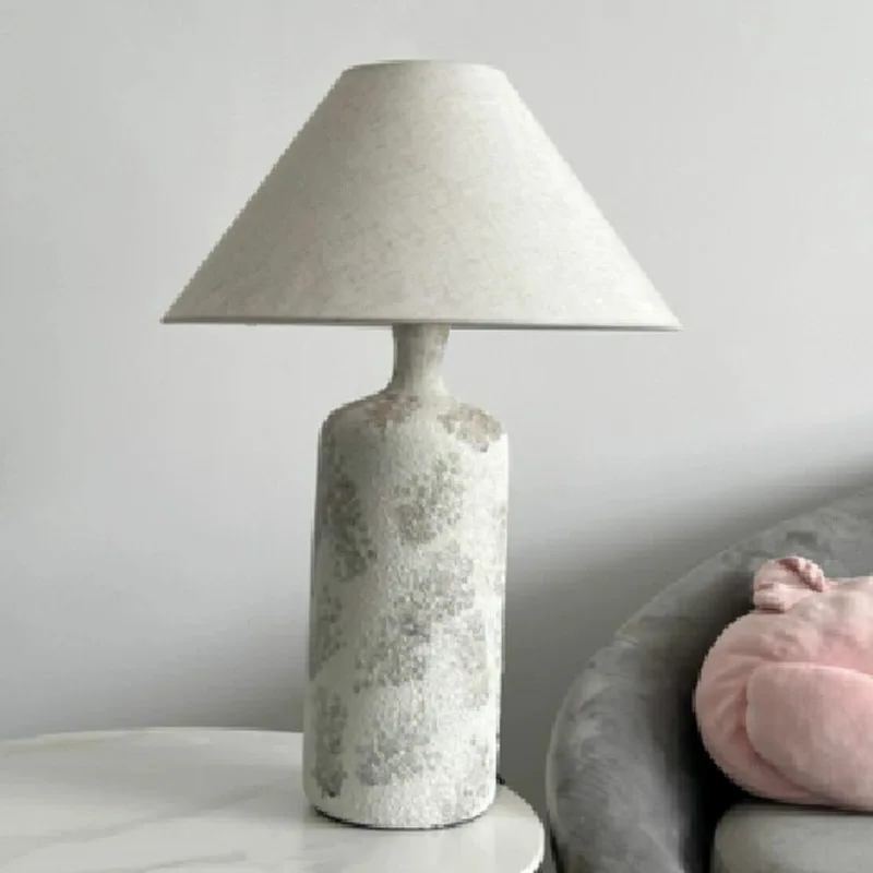 Ceramic table lamp creative retro B & B living room study bedroom bedside linen fabric decorative