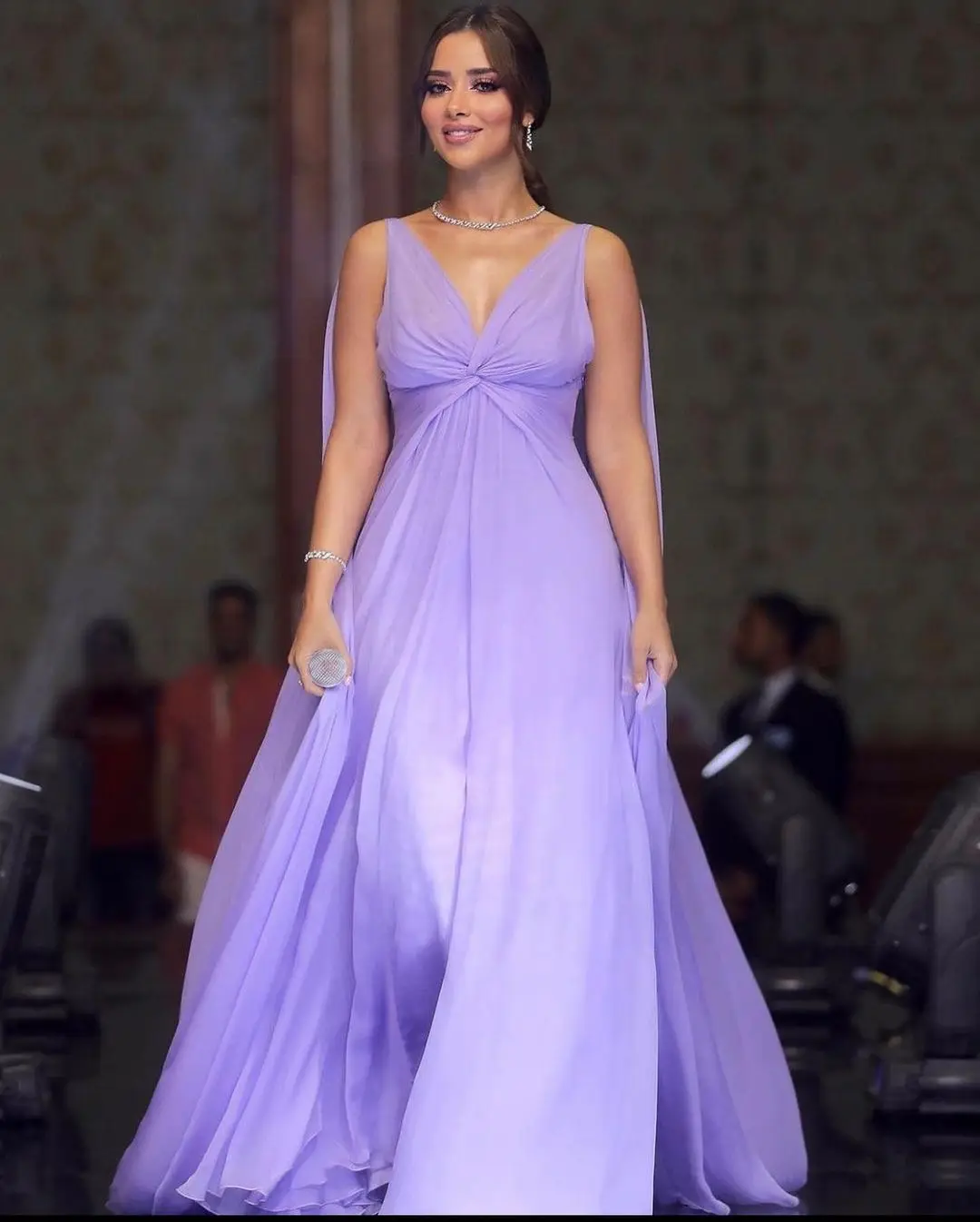 Abiti da ballo lunghi in Chiffon viola chiaro a-line con scollo a V lunghezza del pavimento abito da sera da donna arabo saudita