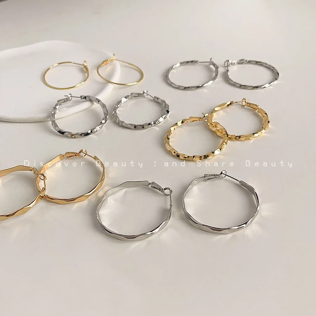 

Аксессуары для самостоятельного изготовления: модные женские серьги-кольца в минималистичном стиле, геометрические, в стиле холодного ветра, для создания индивидуального образа.