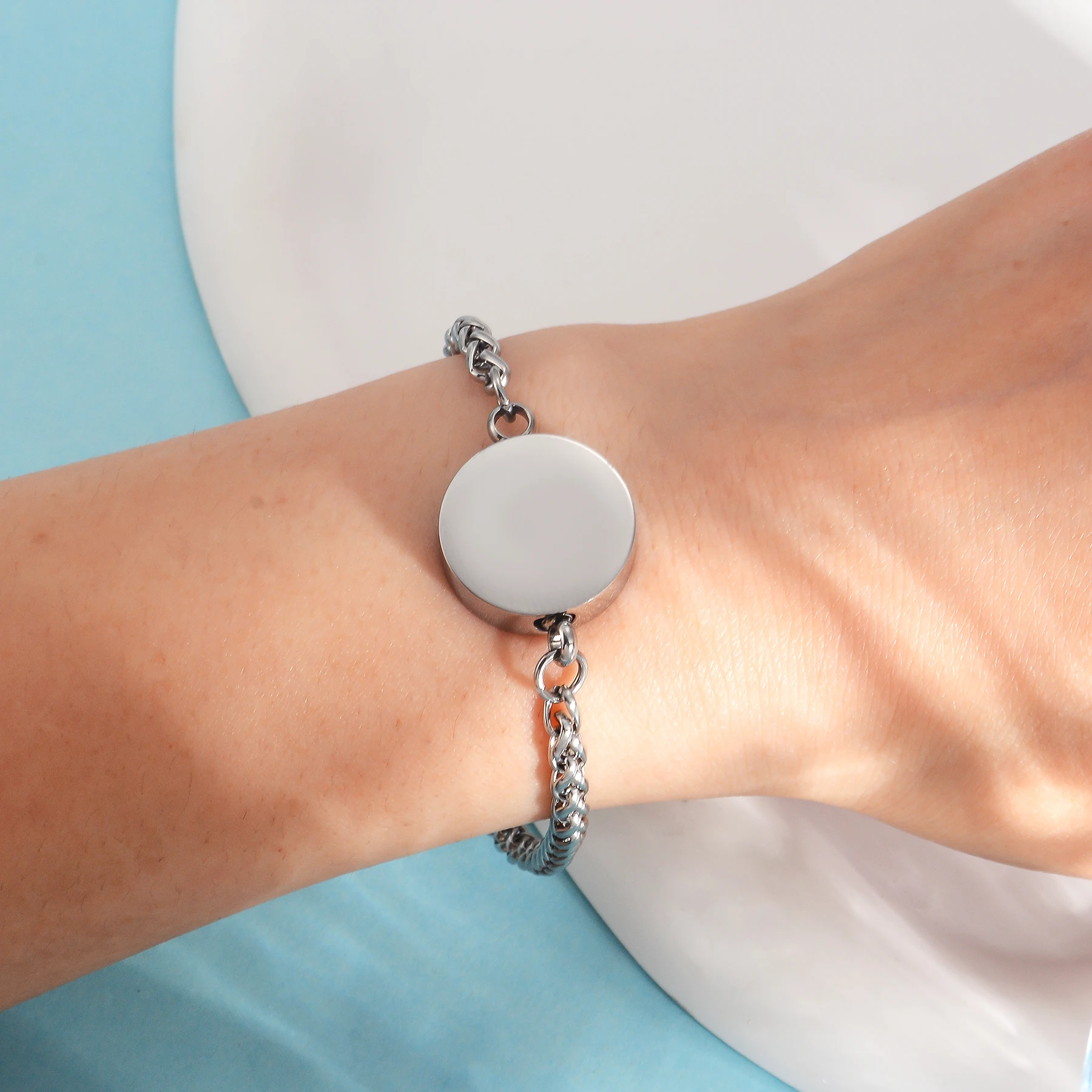 Maßgefertigtes Rundes Charm-Armband für Asche, Edelstahl-Erinnerungsstück für die Einäscherung, Gedenkarmreif für die Aufbewahrung von menschlicher oder tierischer Asche – Detail 9
